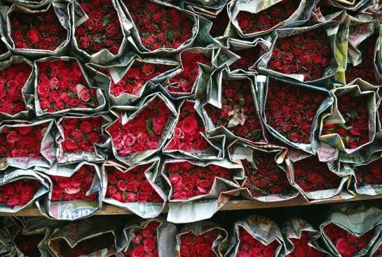 NAR04 BANGKOK (TAILANDIA) 12/02/2015.- Rosas son expuestas dos días antes del Día de San Valentín en un mercado en Bangkok (Tailandia) hoy, jueves 12 de febrero de 2015. EFE/Narong Sangnak