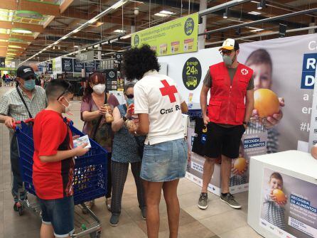 La marroquí Zined Mounfaloti recogiendo alimentos