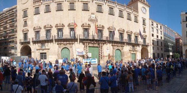 Concentración en la Plaza del Ayuntamiento de Alicante para defender la igualdad de derechos de las personas con enfermedades mentales