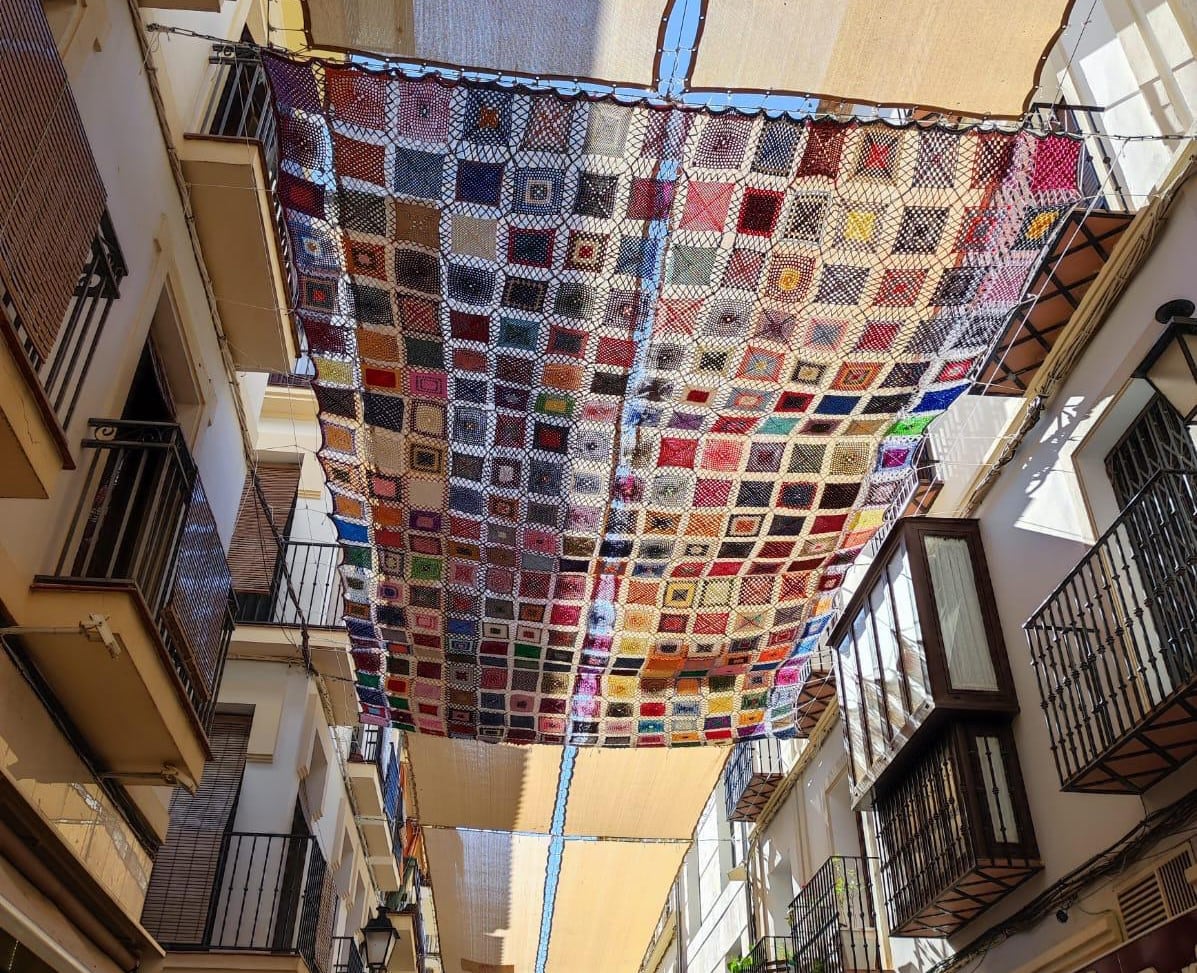 Toldos elaborados por los talleres de ganchillo en Antequera