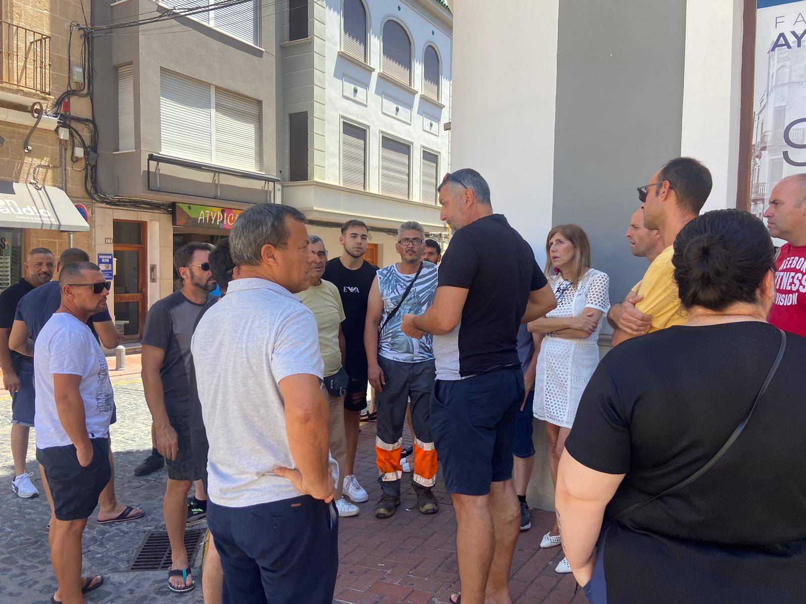 Trabajadores de la empresa FOVASA durante la huelga delante del Ayuntamiento de Oliva