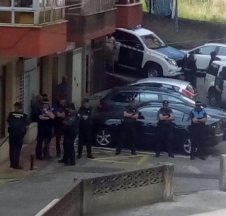 Dispositivo policial de la Guardia Civil organizado para llevar a cabo el desalojo de la pareja y la niña de 7 años en Solares.