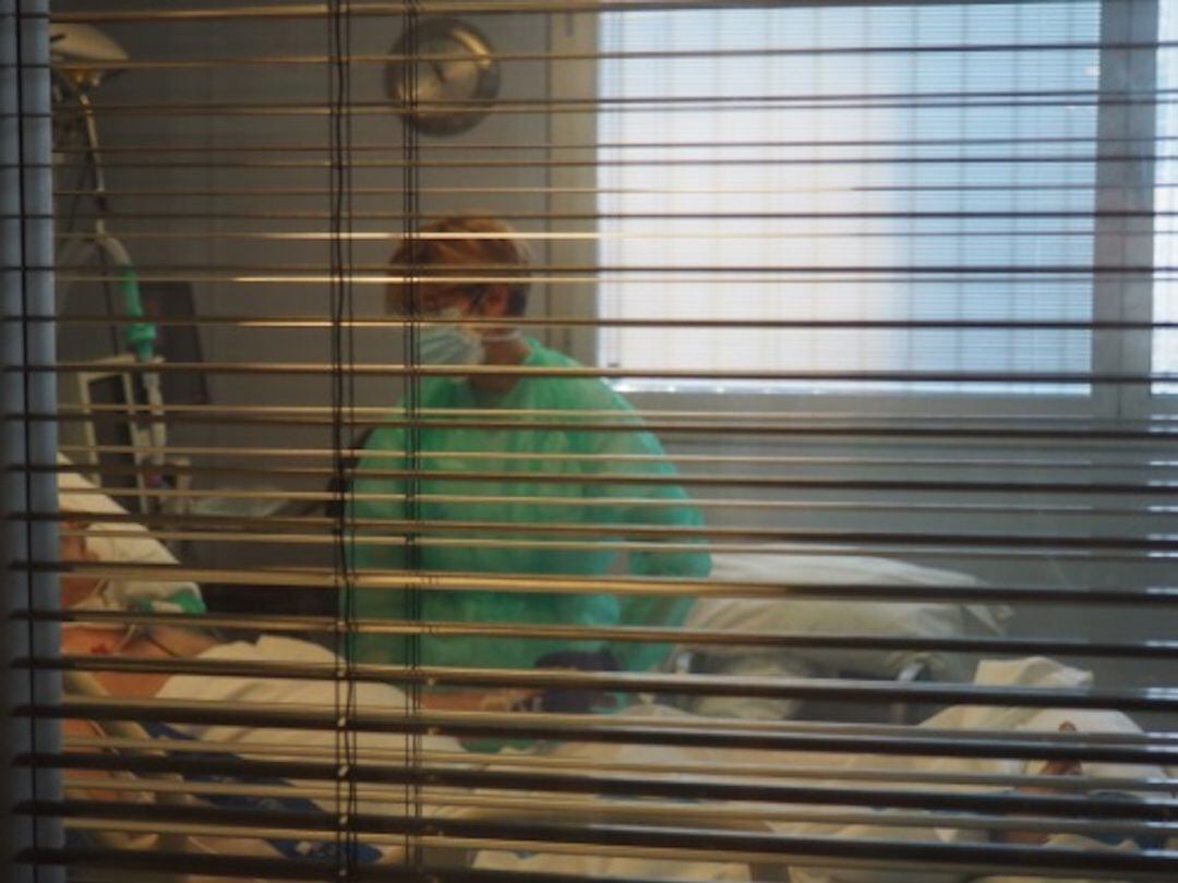 Una professional atenent un pacient covid19