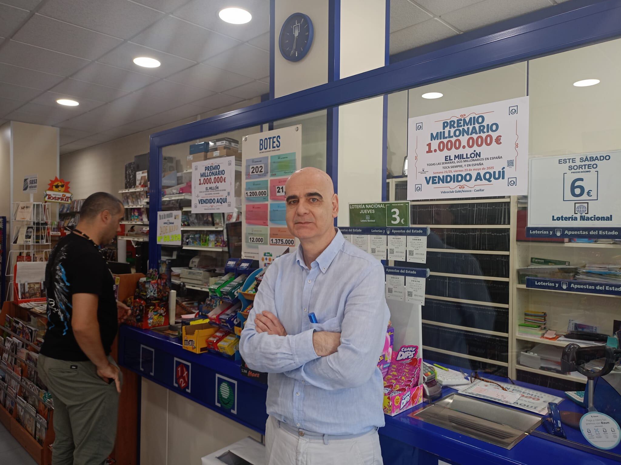 Fernando Senovilla con el cartel del premio del millón de euros que ha repartido en Cuéllar