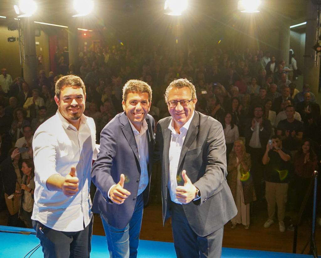 Los participantes en el mitin de Villena