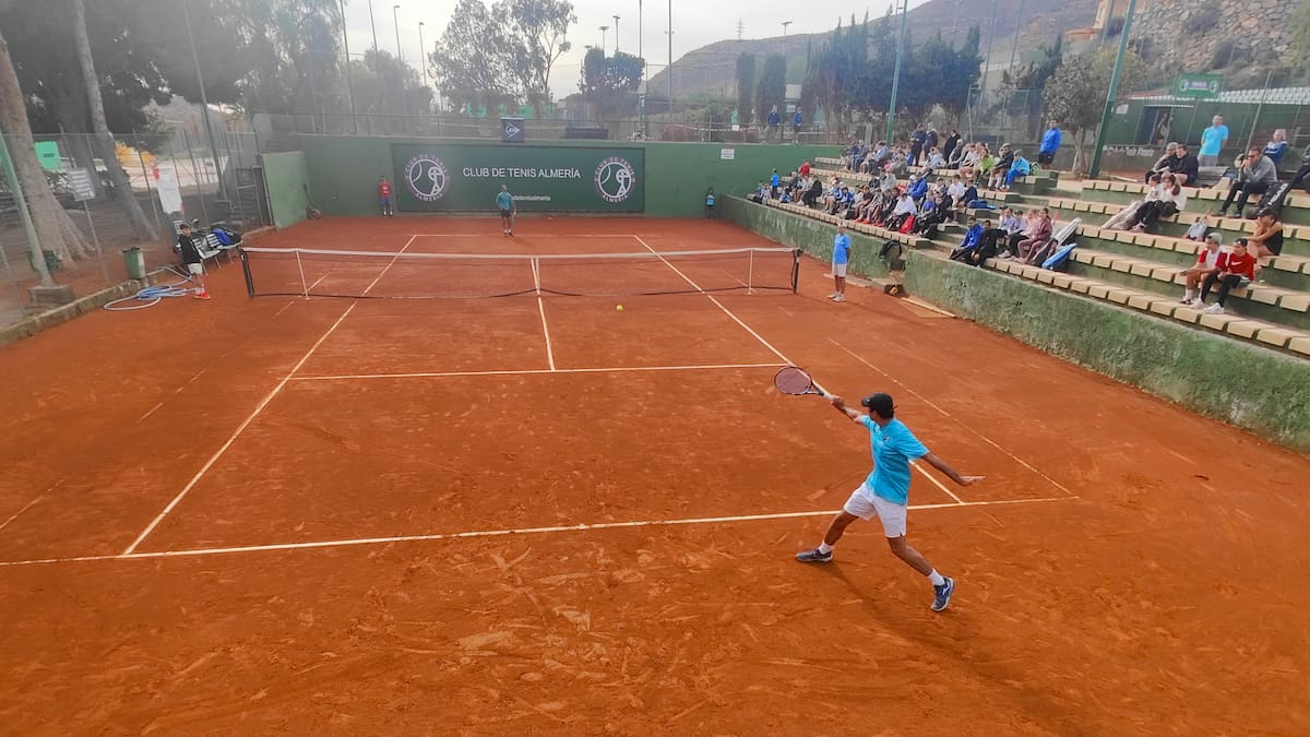 Un clínic de tenis con sabor navideño e ilusión con Javi Barranco