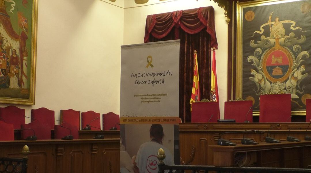 Cartel Día Internacional del Cáncer Infantil en el salón de plenos