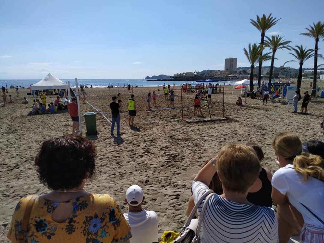 Ambiente en la playa del arenal durante la Lliga Valenciana.