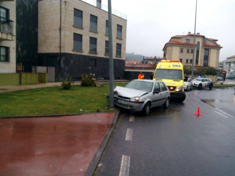 El coche acabó contra una farola
