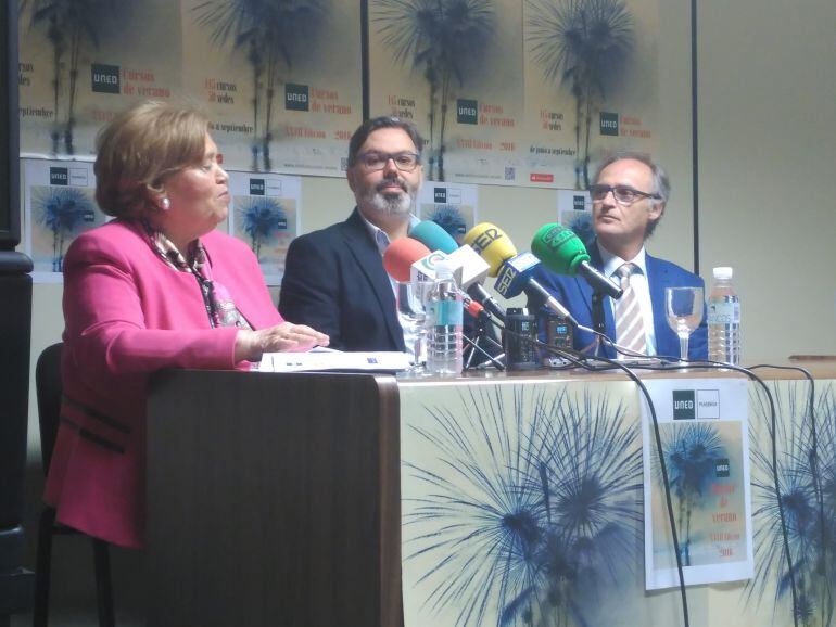 Consuelo Boticario, Fernando Pizarro y el representante de Caja Almendralejo durante la presentación de los cursos