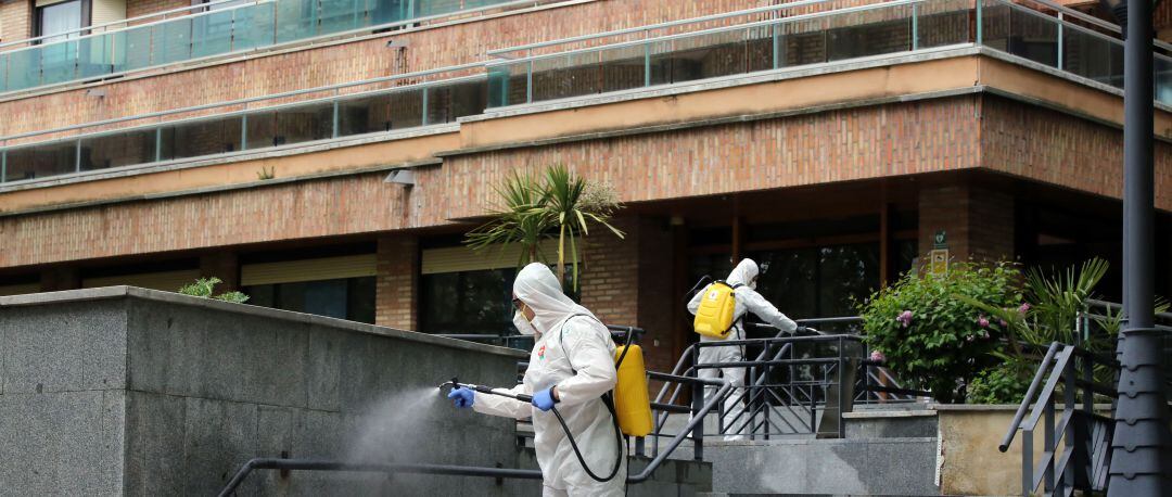 Foto de archivo del ejército realizando tareas de desinfección en la Residencia de la Tercera Edad Cardenal Marcelo de Valladolid