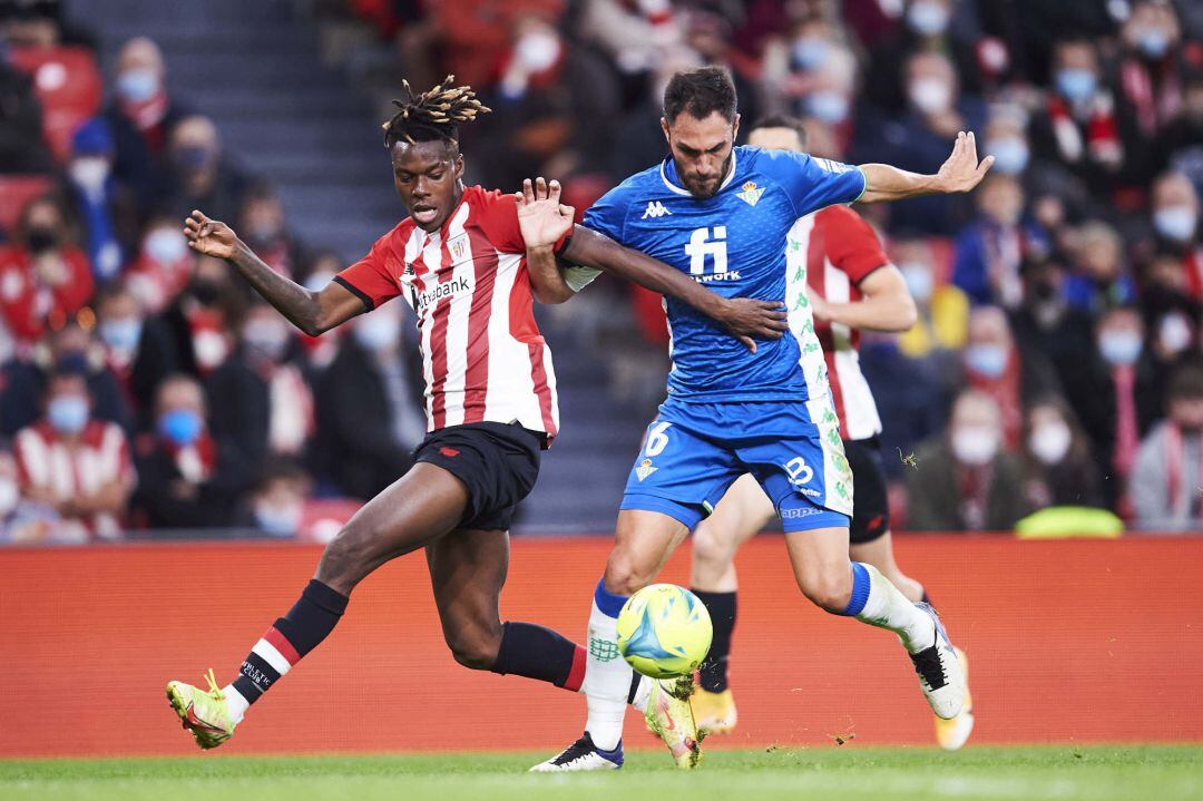 BILBAO, SPAIN - DECEMBER 19: Victor Ruiz of Real Betis Balompie duels for the ball with Nico Williams Jr  of Athletic Club during the LaLiga Santander match between Athletic Club and Real Betis at San Mames Stadium on December 19, 2021 in Bilbao, Spain. (Photo by Juan Manuel Serrano Arce Getty Images)