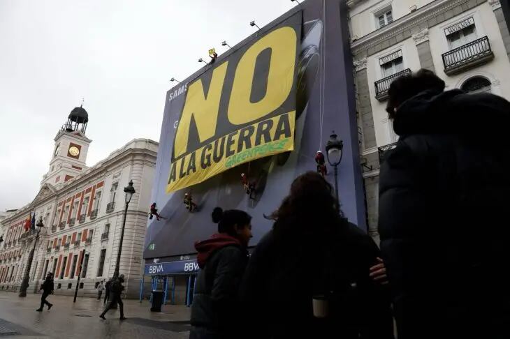 Greenpeace despliega un gran cartel con el 'No a la guerra' en la Puerta del Sol