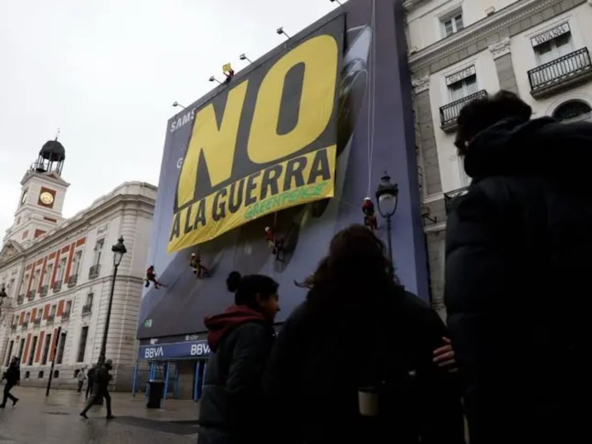 Greenpeace descuelga en la Puerta del Sol una gran pancarta con el 'No a la guerra': "Me emociona ver que todavía se lucha para que no haya guerras"