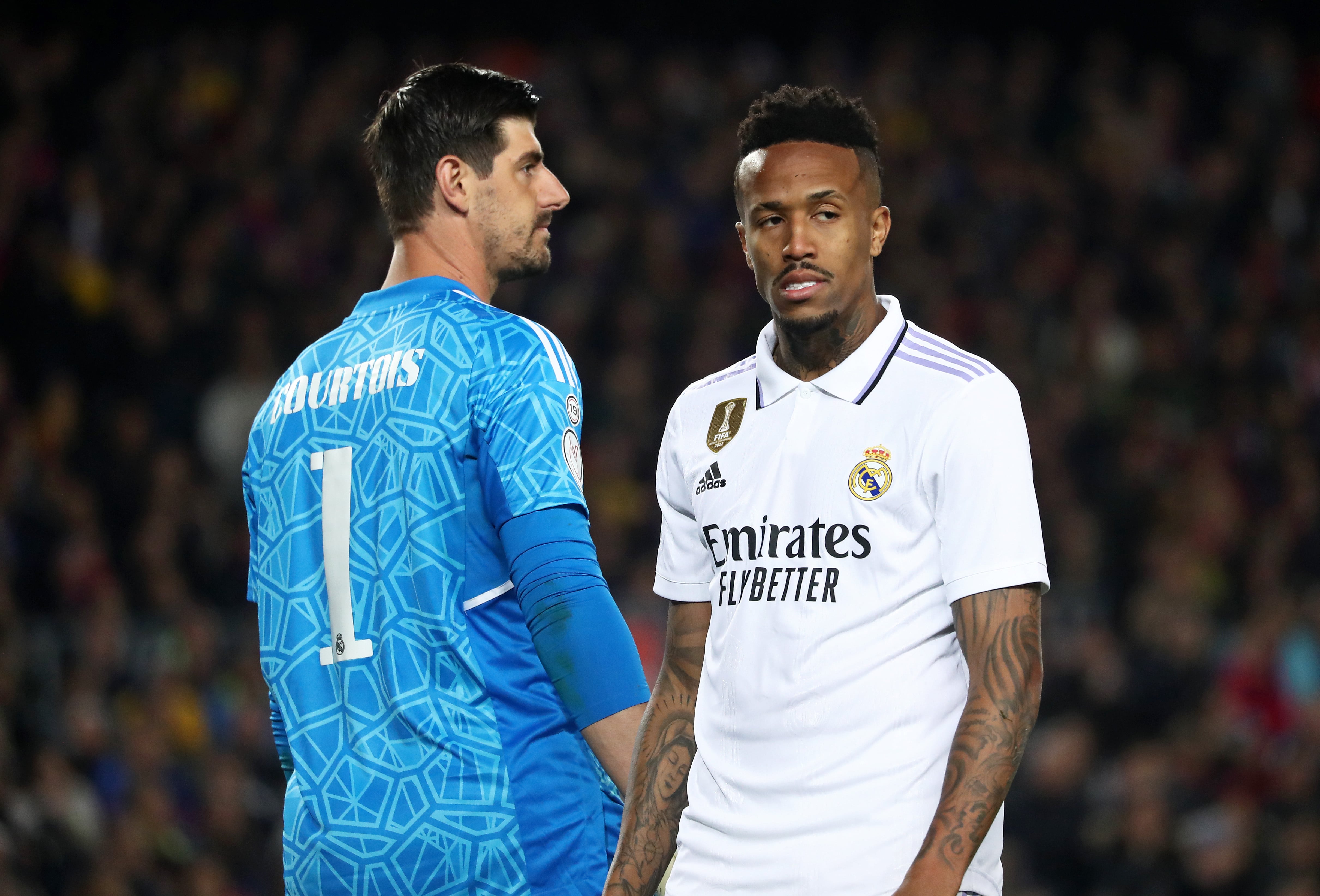 Eder Militao y Thibaut Courtois, durante un Real Madrid - FC Barcelona. (Photo by Joan Valls/Urbanandsport /NurPhoto via Getty Images)