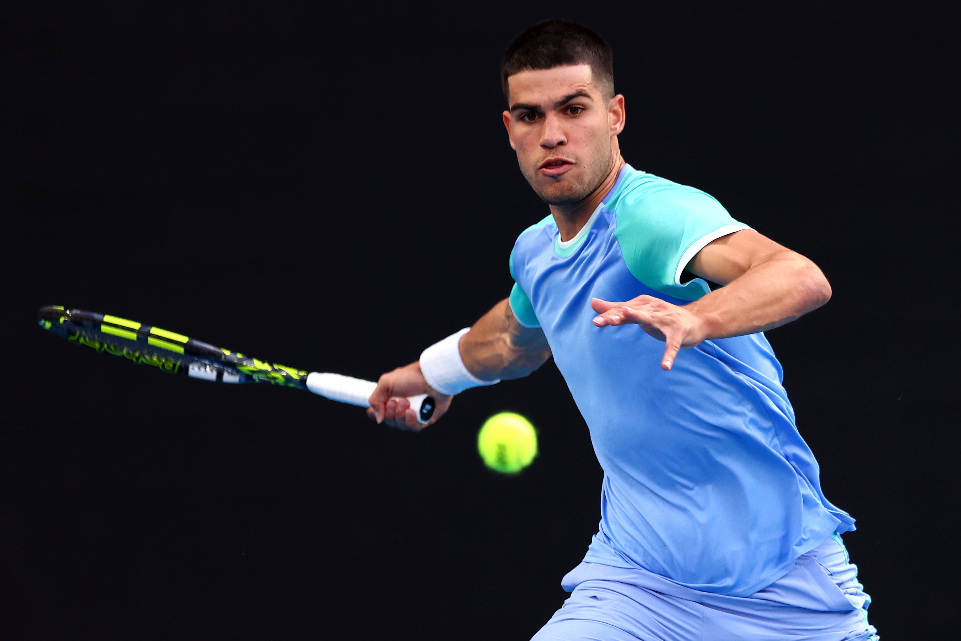 Carlos Alcaraz, en un partido amistoso frente a Alex de Minaur en el Open de Australia 2025