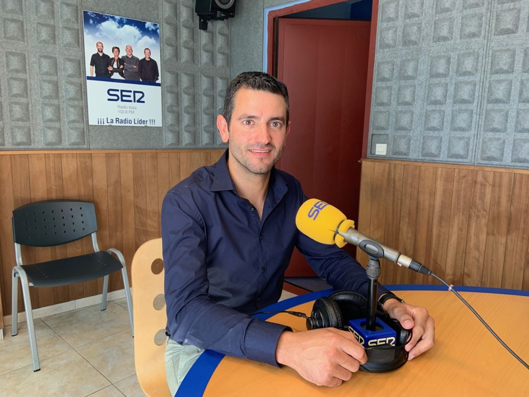 Marcos Serra, en una imagen de archivo en los estudios de Radio Ibiza SER