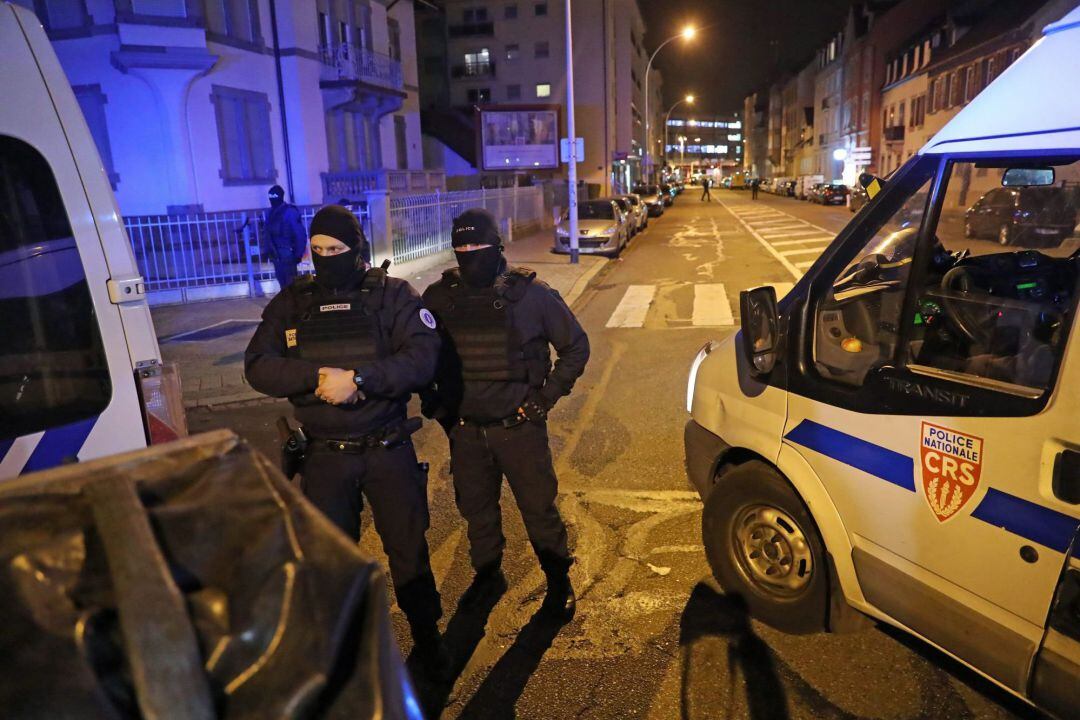 Policías franceses custodian durante un operativo en el distrito Neudorf, en Estrasburgo (Francia)