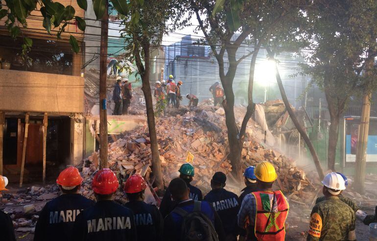 Tareas de rescate en la madrugada del viernes en unos de los edificios hundidos en la calle Amsterdam, del barrio La Condesa (Ciudad de México)