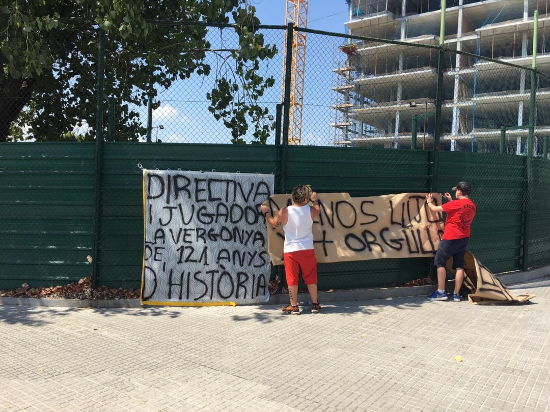 Aficionados despliegan pancartas en las instalaciones de la Ciudad Deportiva Joan Gamper