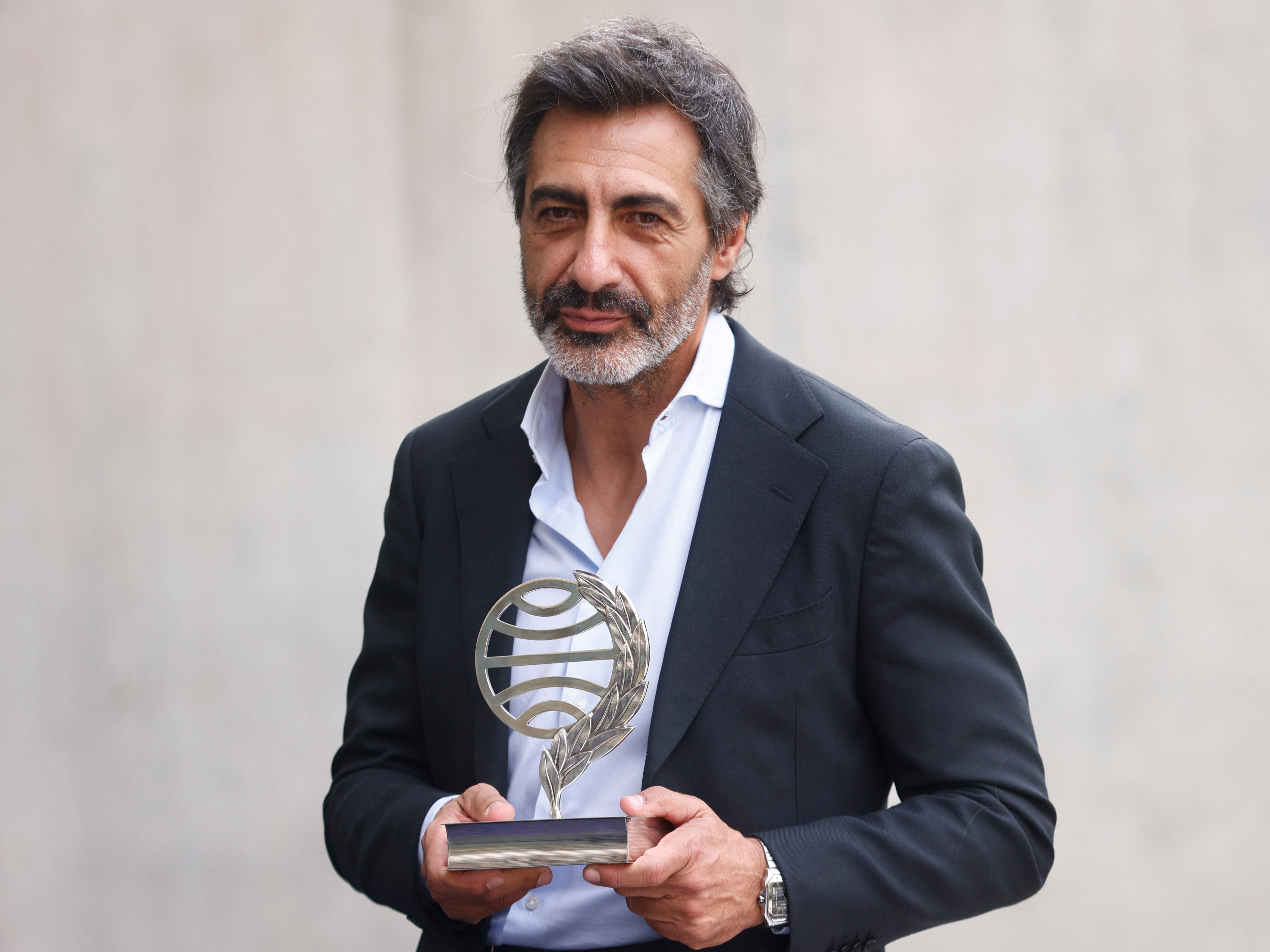 GRAFCAT3373. BARCELONA, 16/10/2025.- El escritor madrileño Juan del Val, ganador anoche del 74º Premio Planeta con la novela 'Vera, una historia de amor', considera que, en literatura, "comercial y calidad no son necesariamente opuestos", explica en una entrevista con EFE. EFE/Quique García