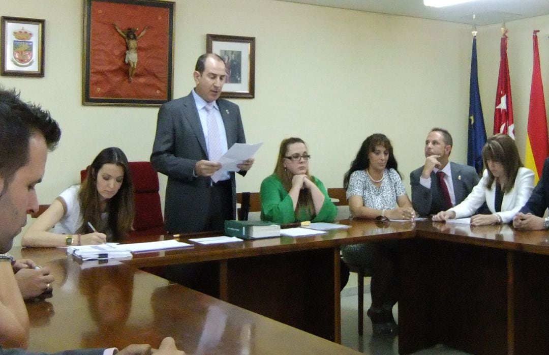 Eusebio Garcia leyendo un discurso durante el pleno de su investidura como alcalde en junio de 2011