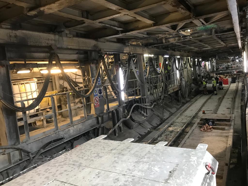 Imagen del interior de la tuneladora de línea 9 del metro que está perforando el subsuelo a 43 metros de profundidad