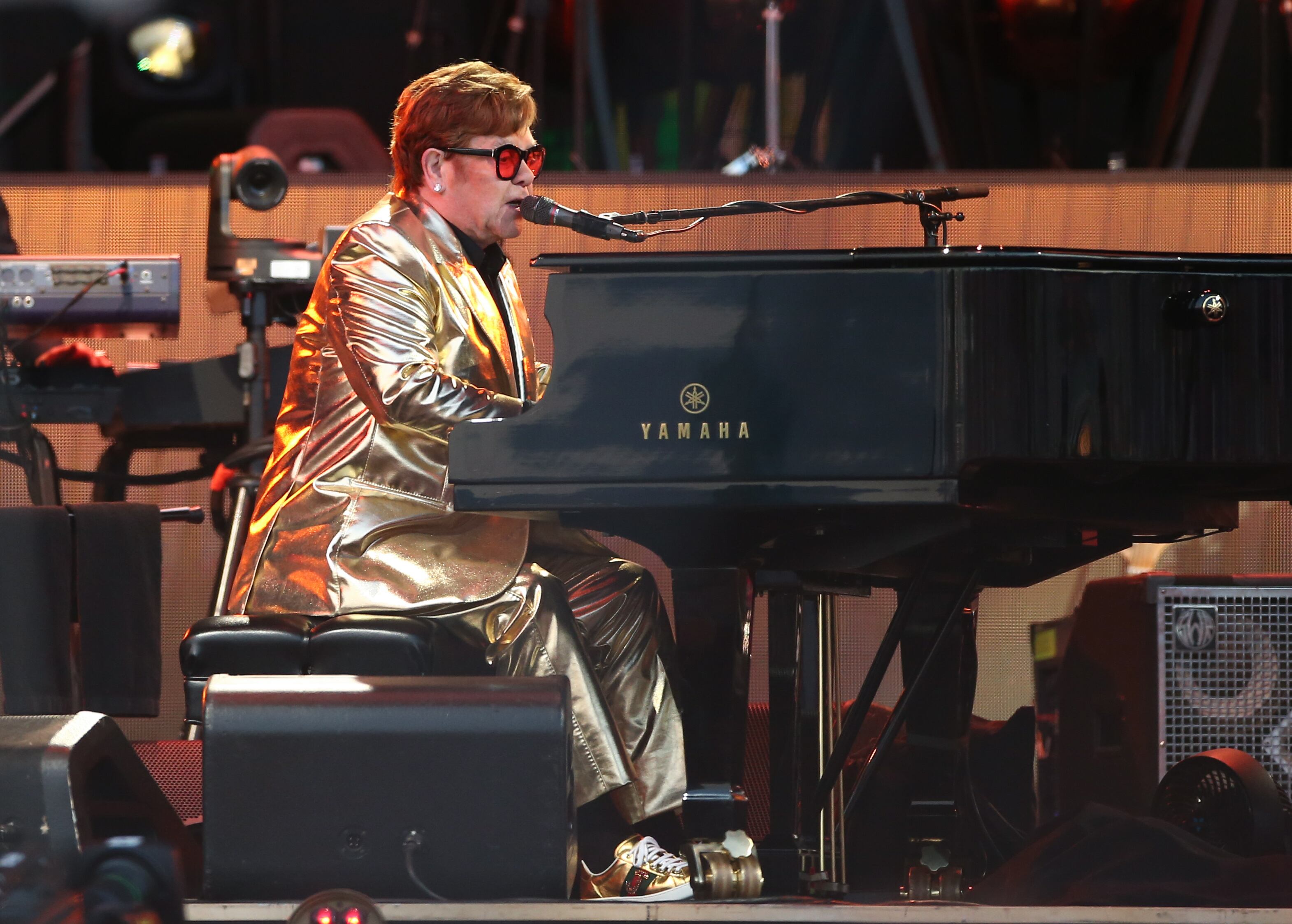 Pilton (United Kingdom), 25/06/2023.- Elton John performs on the Pyramid Stage during the Glastonbury Festival in Pilton, Britain, 25 June 2023. The Glastonbury Festival is a five-day festival of music, dance, theatre, comedy and performing arts running from 21 to 25 June 2023. (Reino Unido) EFE/EPA/ADAM VAUGHAN