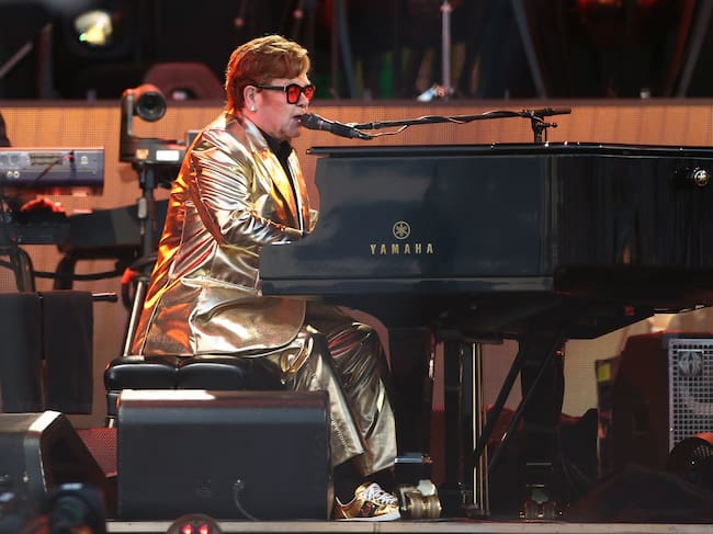 Pilton (United Kingdom), 25/06/2023.- Elton John performs on the Pyramid Stage during the Glastonbury Festival in Pilton, Britain, 25 June 2023. The Glastonbury Festival is a five-day festival of music, dance, theatre, comedy and performing arts running from 21 to 25 June 2023. (Reino Unido) EFE/EPA/ADAM VAUGHAN