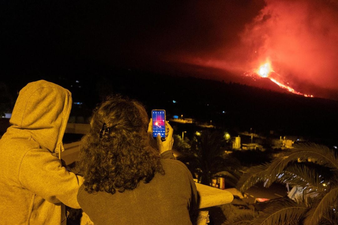 Vista de la erupción del volcán de La Palma tomada esta madrugada desde la localidad de Tajuya, en el municipio de El Paso. 