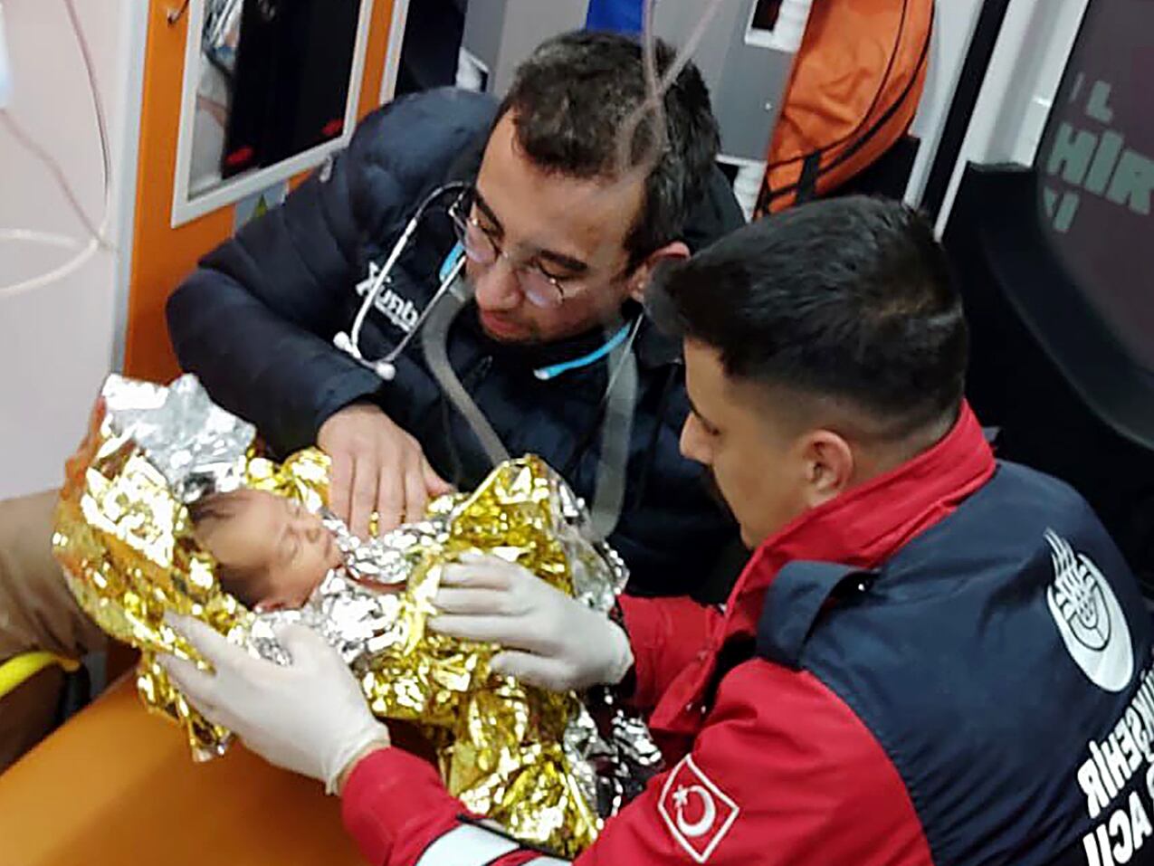 Este bebé de solo diez días de vida ha sido rescatado entre escombros 90 horas después del terremoto en Hatay, Turquía.