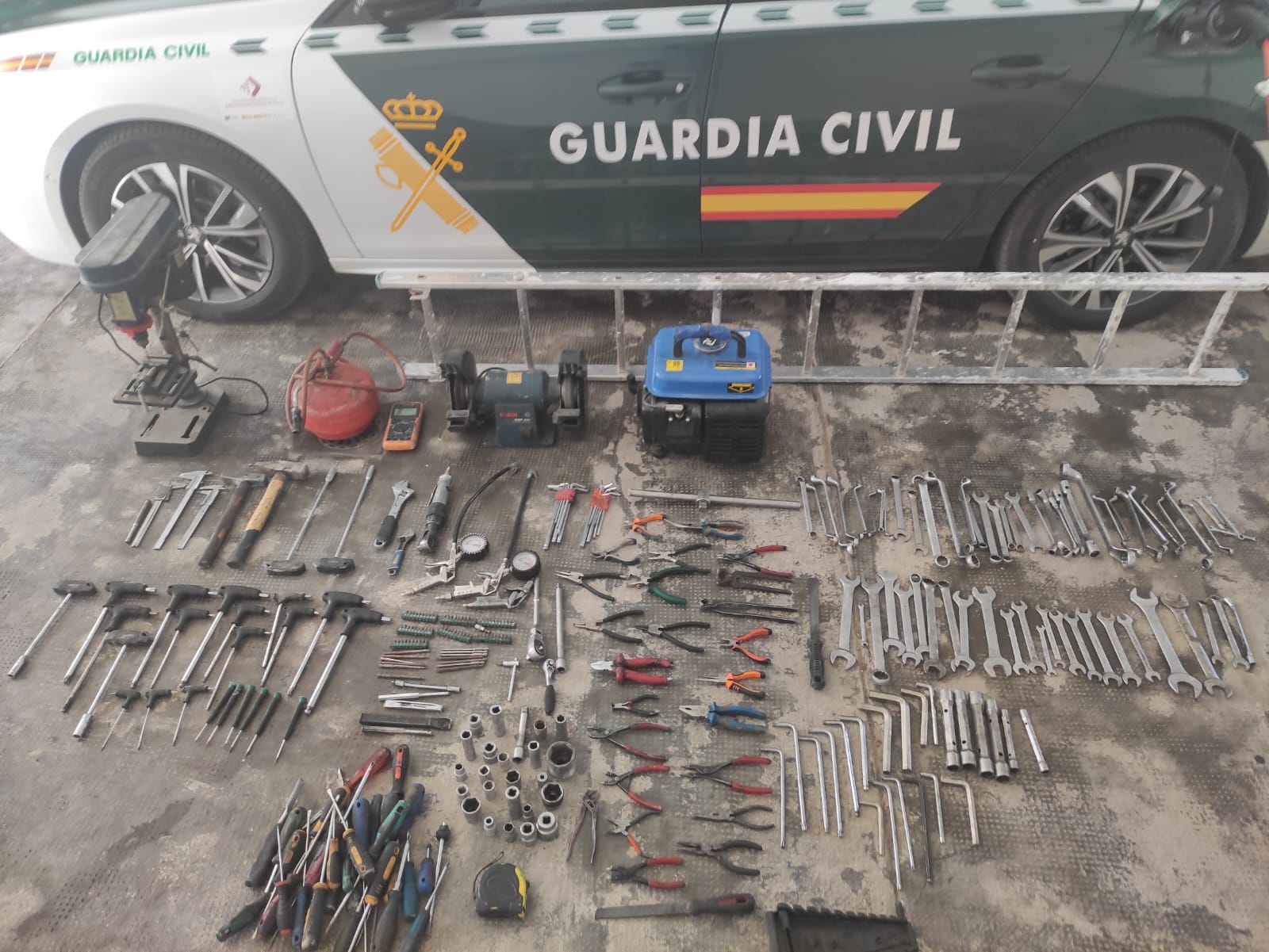 Herramientas halladas por la Guardia Civil.