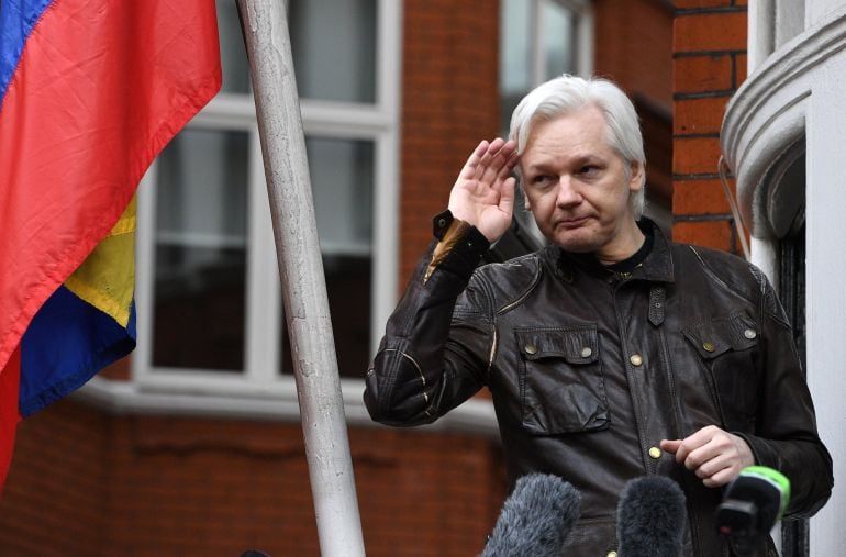 Imagen del fundador de Wikileaks en el balcon de la embajada de Ecuador en Londres durante una comparecencia ante los medios de comunicación. 