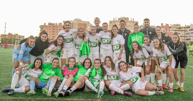 El cuerpo técnico y las jugadoras del Elche Femenino posan tras ganar al Málaga City