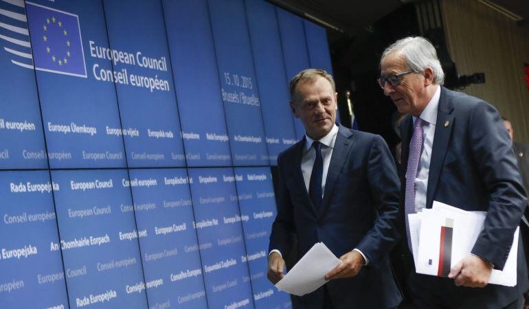 El presidente del Consejo Europeo, Donald Tusk, y el presidente de la Comisión Europea, Jean Claude Juncker, hablan tras la rueda de prensa del Consejo Europeo