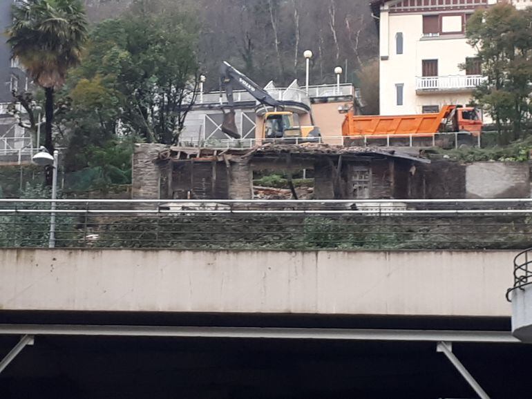 La práctica totalidad del chalet era ya historia esta mañana