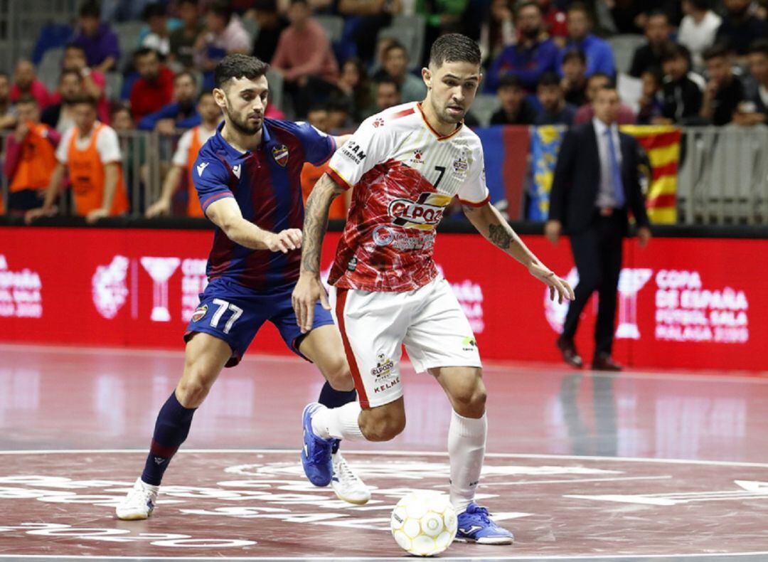 Felipe Valerio conduce el balón