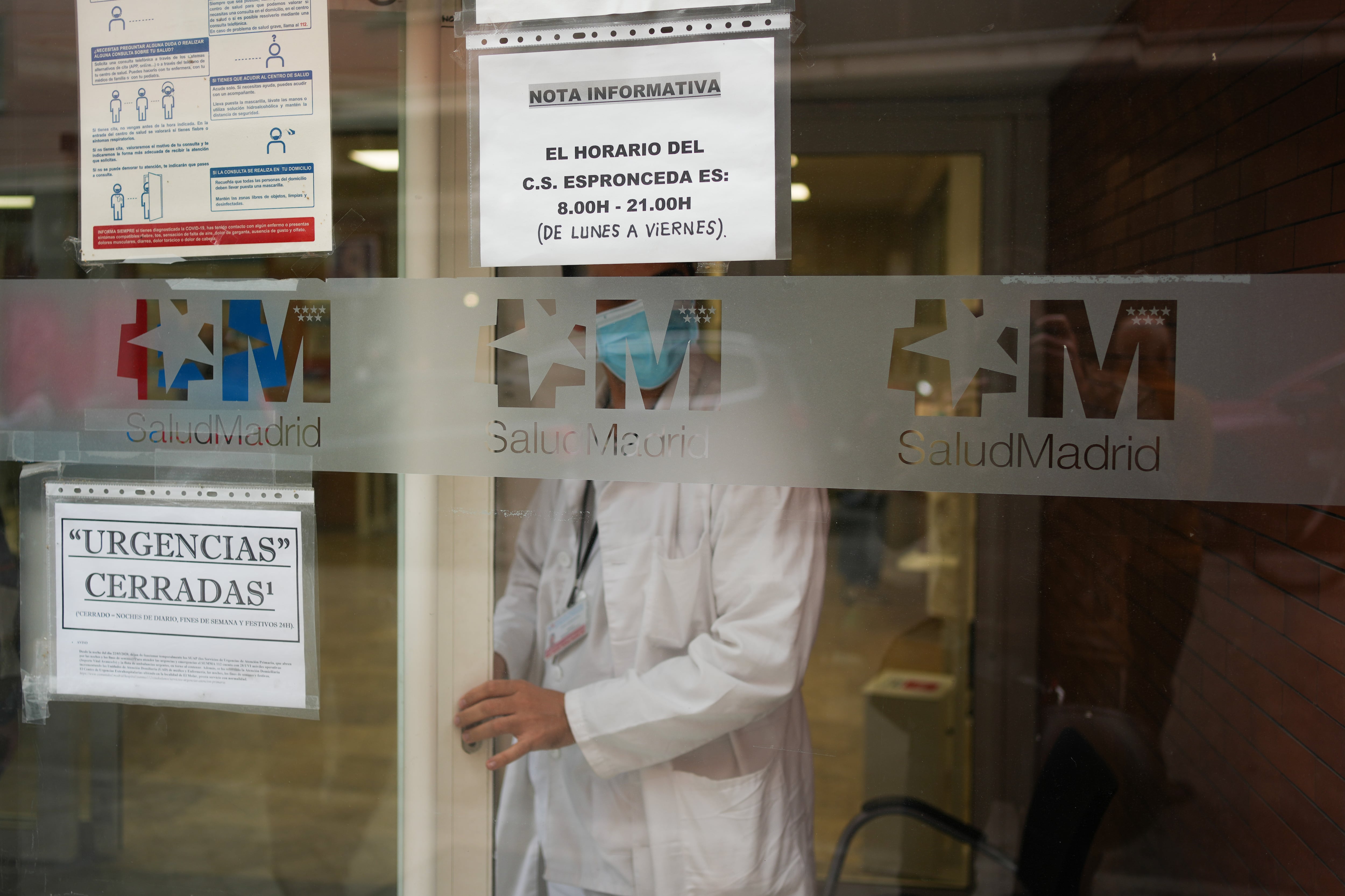 Un docena de profesionales sanitarios de las zonas rurales se ha concentrado este jueves a las puertas del centro sanitario 24 horas de la calle de Espronceda, en el distrito de Chamberí, en el primer día de apertura de este dispositivo