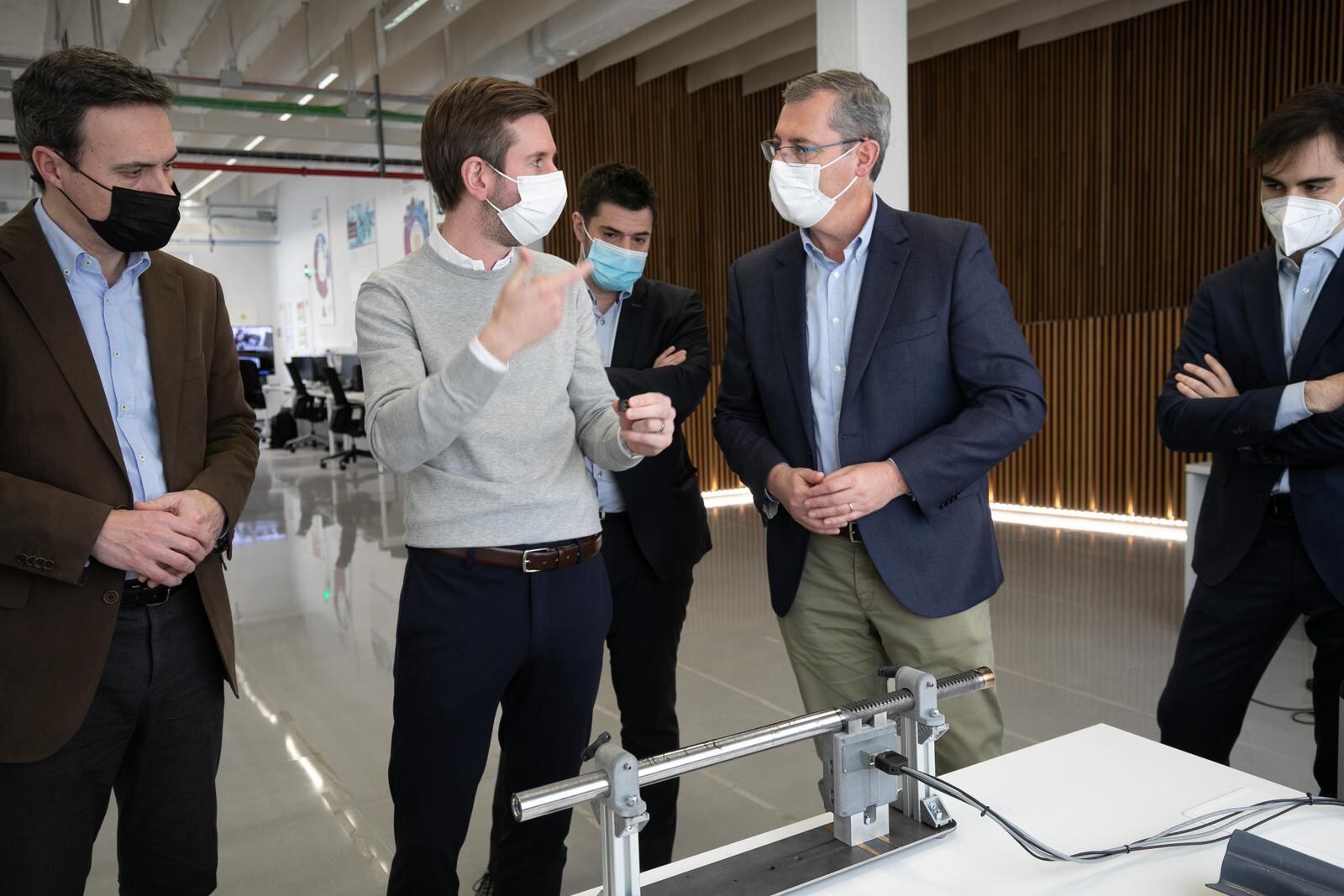 El diputado general Markel Olano, el diputado de Promoción Económica y Proyectos Estratégicos Jabier Larrañaga y el director de Innovación Jon Gurrutxaga visitan las instalaciones de LINQ, donde han mantenido un encuentro con el gerente de la empresa Ibon Iribarren y su equipo