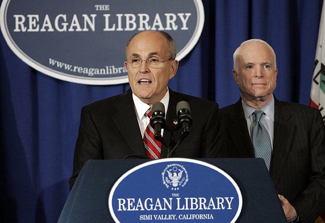 Giuliani con McCain de fondo, en la rueda de prensa del anuncio.