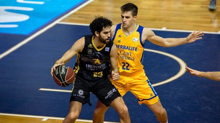 Beirán y Rabaseda en el derbi disputado en el Santiago Martín