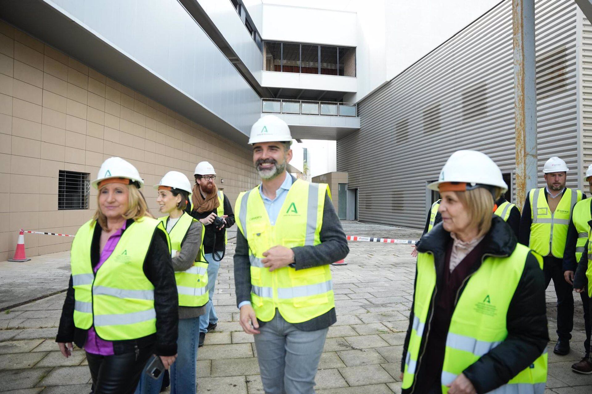 Fernández-Pacheco y la alcaldesa de Jerez en las obras del Laboratorio de Control Oficial Agroalimentario