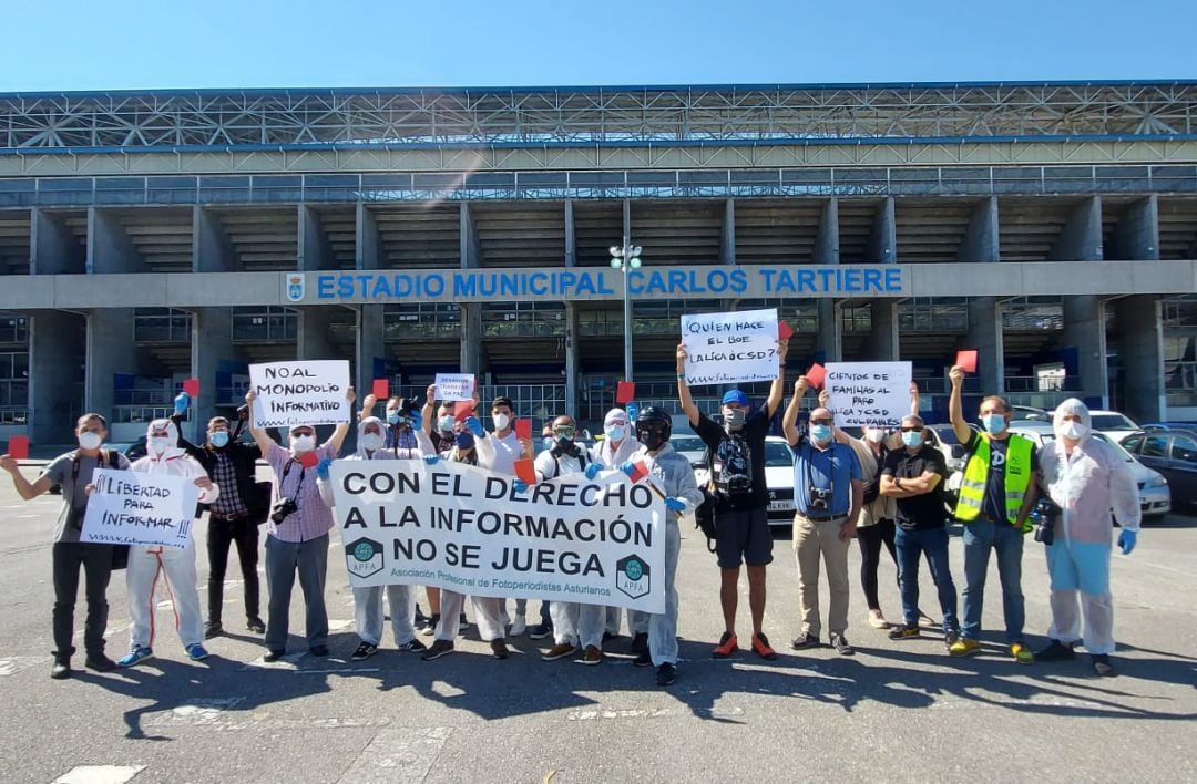 APFA y APDA manifestándose ante el Carlos Tartiere