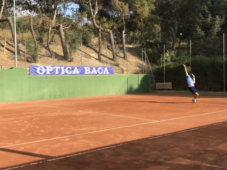 Jordi Muñoz efectuando uno de sus saques en la final del torneo