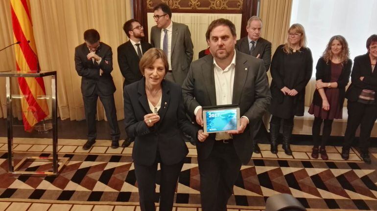 La presidenta del Parlament, Carme Forcadell, rep el projecte de pressupostos de mans del vicepresident i conseller d'Economia, Oriol Junqueras
