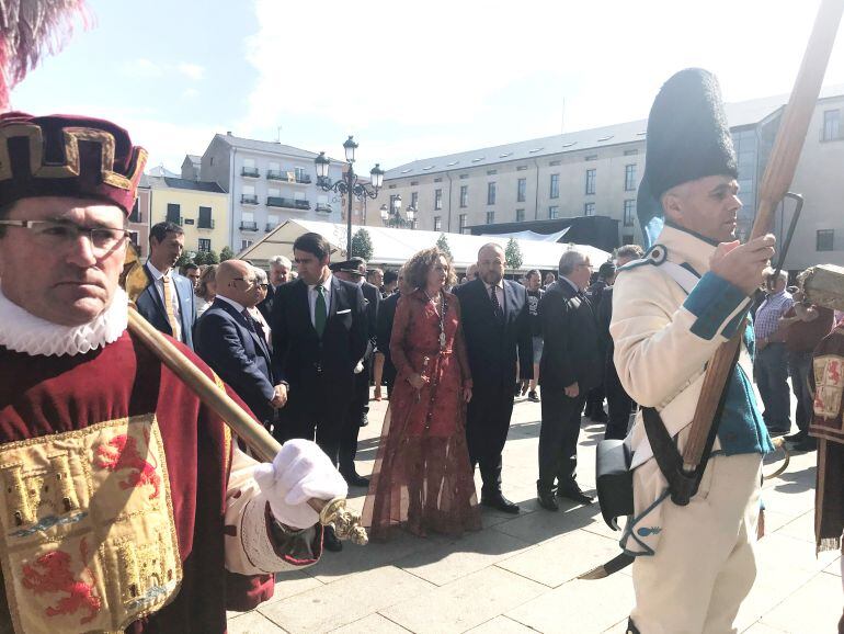 Las autoridades en el desfile del día de La Encina