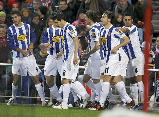 Los jugadores del Espanyol celebran el gol de Osvaldo en el Calderón