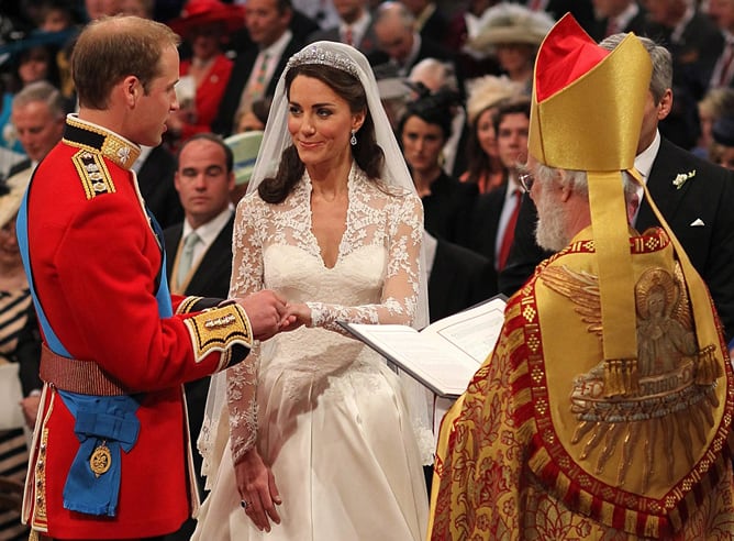 El príncipe Guillermo y Kate Middleton se intercambian los anillos durante su boda en la Abadía de Westminster, en Londres