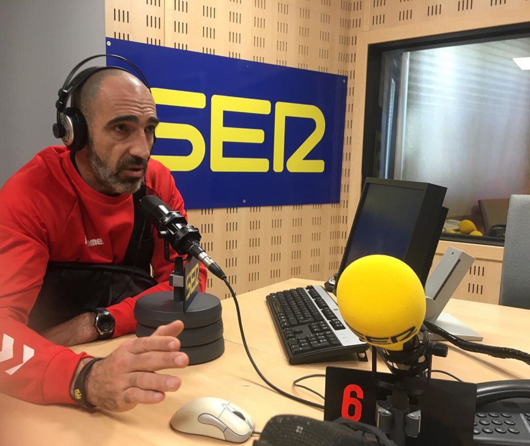 Marcos Dreyer, entrenador del Urbia Voley Palma en los estudios de la Cadena SER en Baleares.