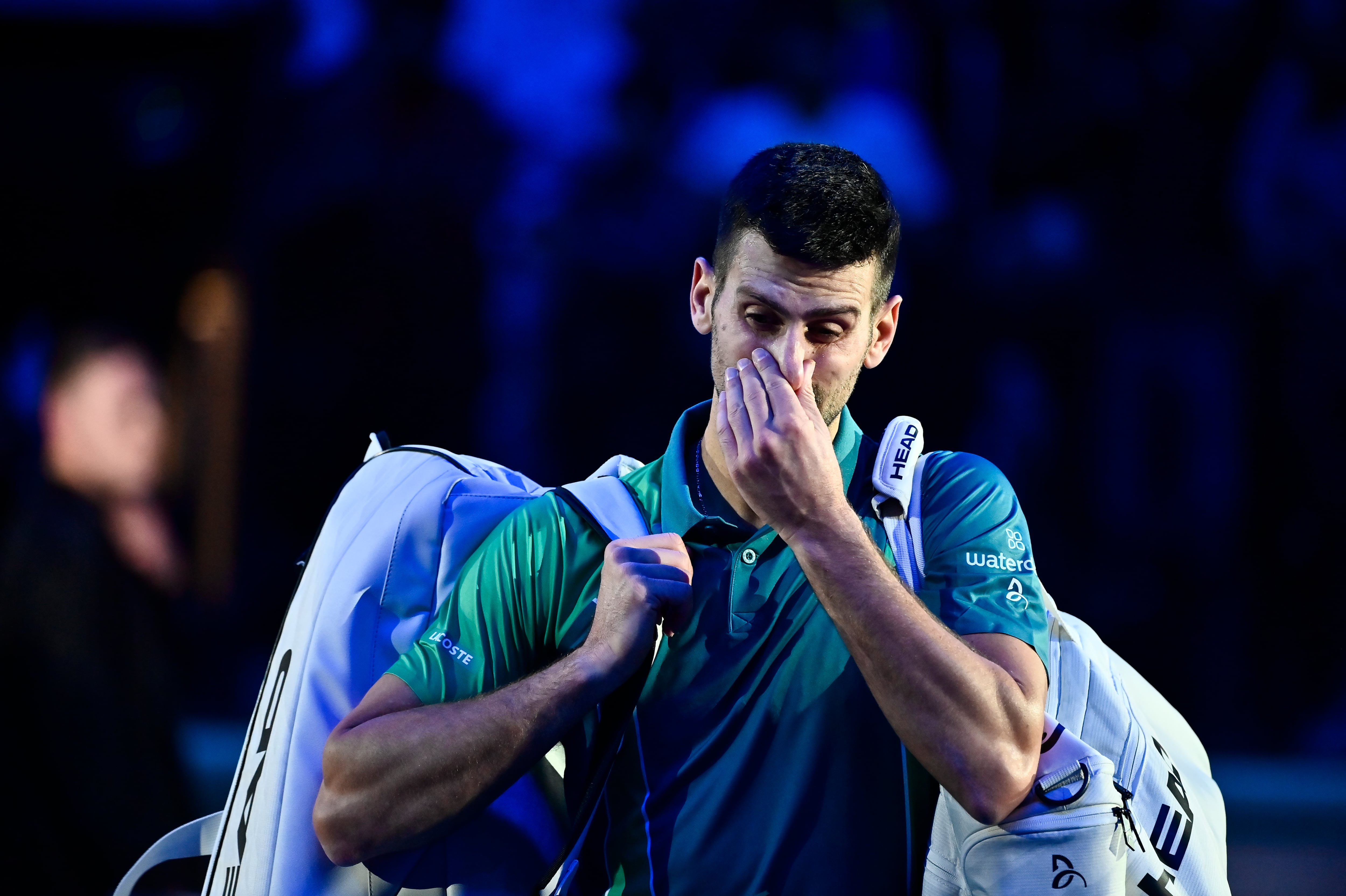 Djokovic sale de la pista central de Turín tras caer derrotado ante Sinner en las ATP Finals. (Photo by Stefano Guidi/Getty Images)